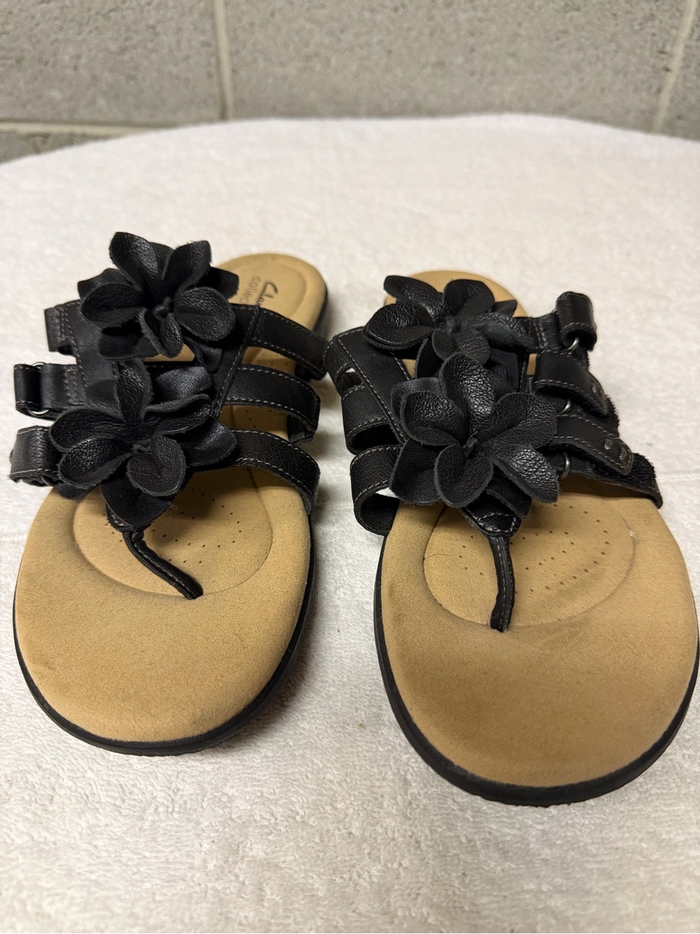 Clark’s women’s Elizabelle Mae Black Floral Thong Slide Sandals size 11